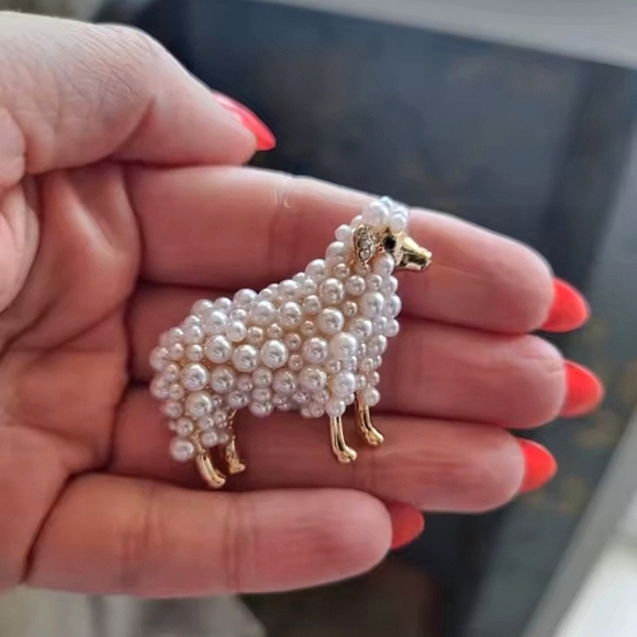 Sheep pin; gold and faux white pearl - Picture 4 of 7
